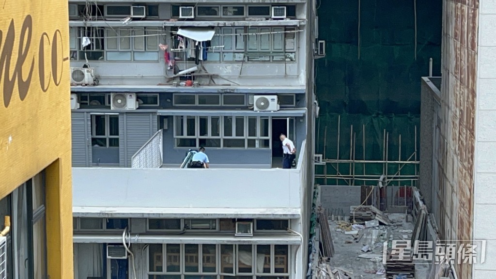 警员用帐篷遮盖遗体。 警员用帐篷遮盖遗体。