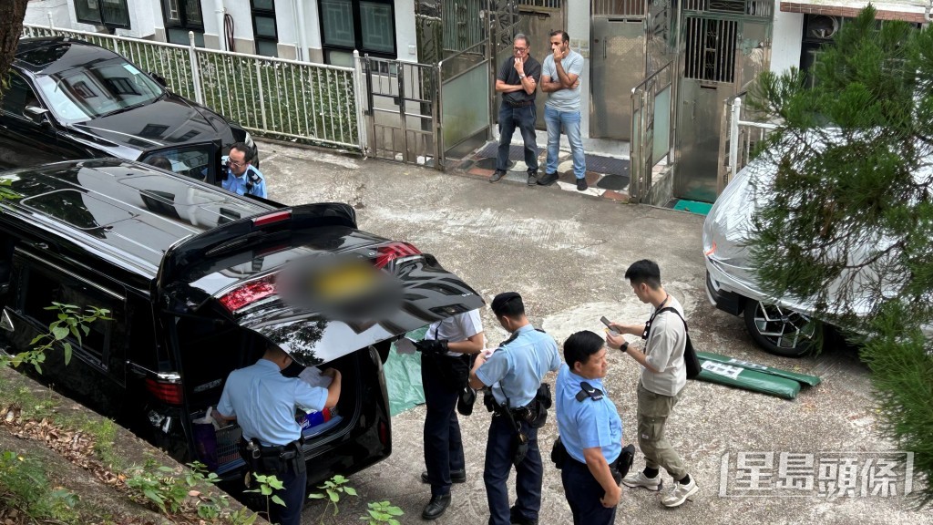 警方檢查車尾箱。