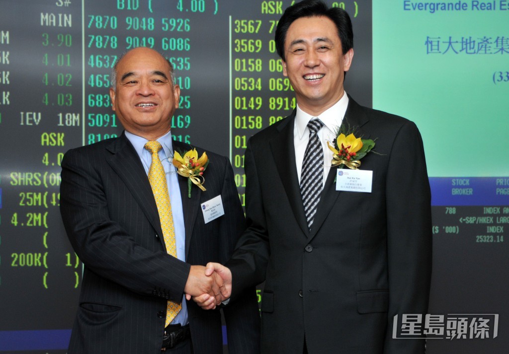 除了許家印親身出席上市儀式外,關係友好的新世界現任主席鄭家純亦有現身支持,並正式揭開恒大的黃金時期。 除了許家印親身出席上市儀式外,關係友好的新世界現任主席鄭家純亦有現身支持,並正式揭開恒大的黃金時期。