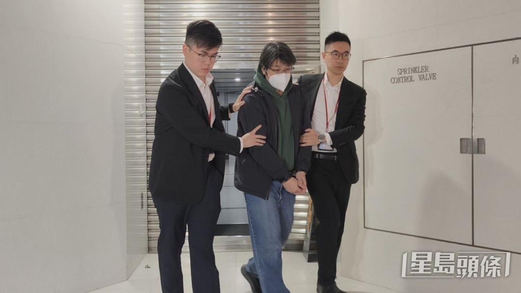 一名男子亦在晚上9時左右被押返辦公室調查。黃文威攝