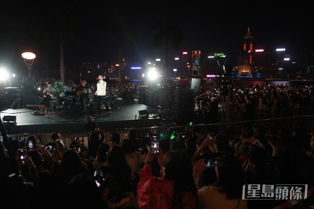 張天賦（MC）昨晚在文化中心露天廣場舉行演唱會。