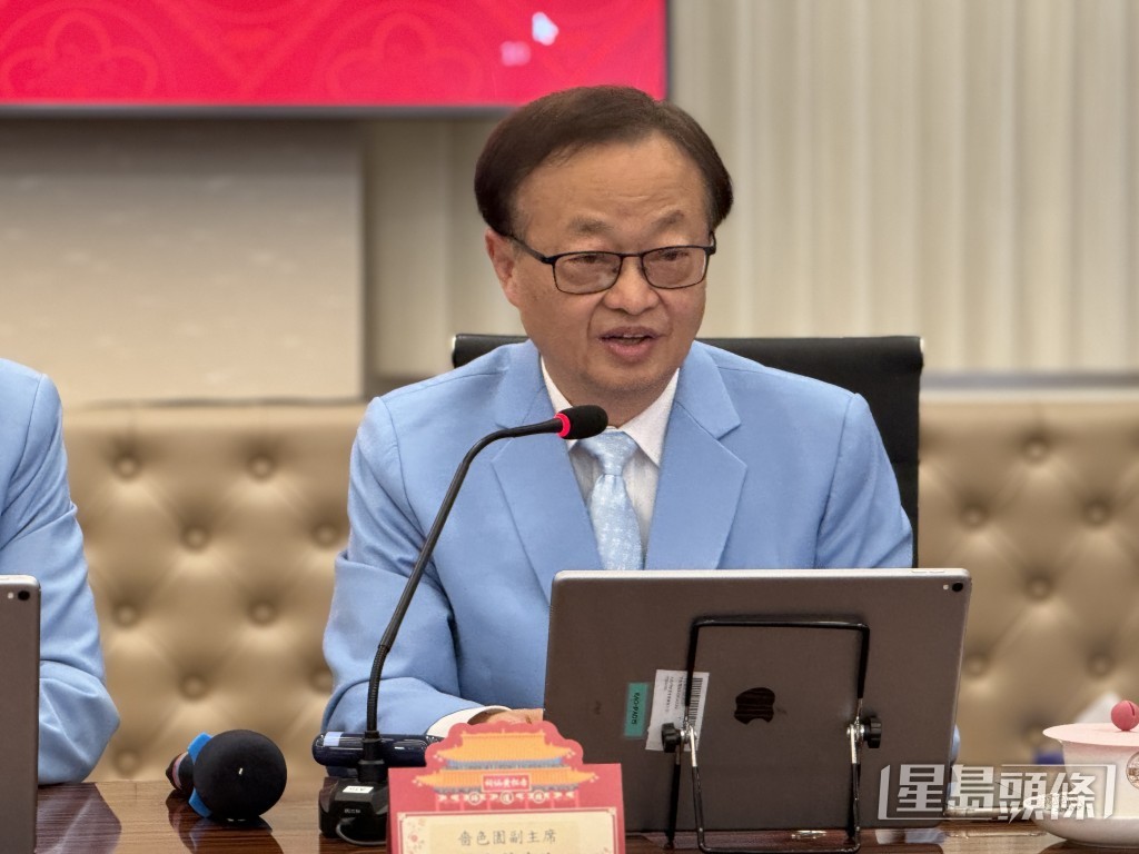 嗇色園副主席梁宇華介紹入場路線。