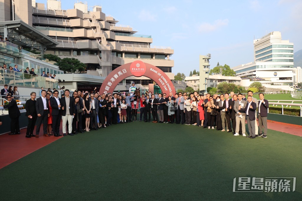 「遨遊氣泡」的幕後團隊賽後在凱旋門祝捷。