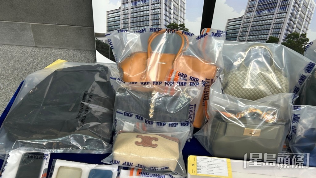 警方起回一批贓物,包括名貴手袋等。 警方起回一批贓物,包括名貴手袋等。
