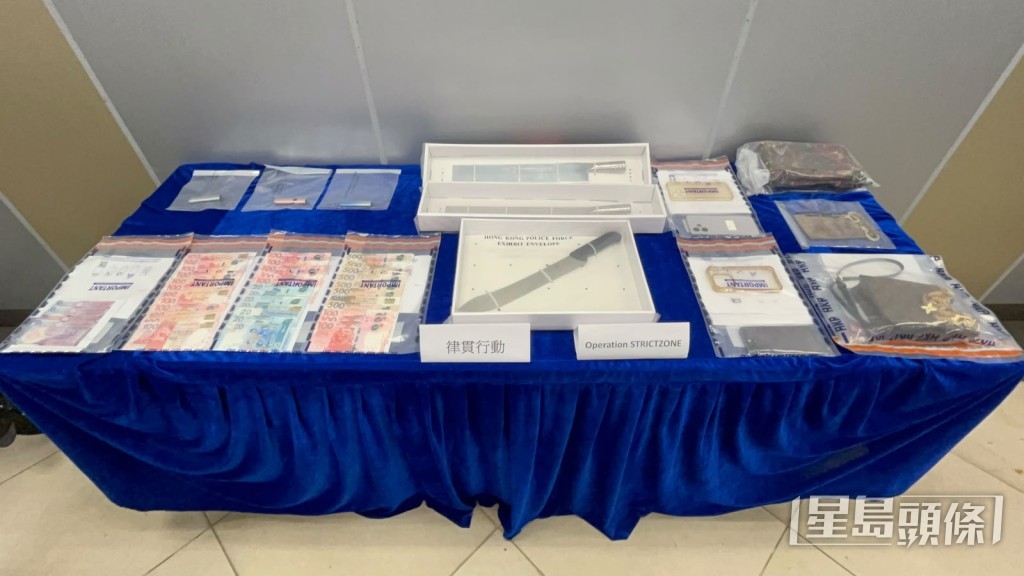 警方展示檢獲的證物。楊偉亨攝