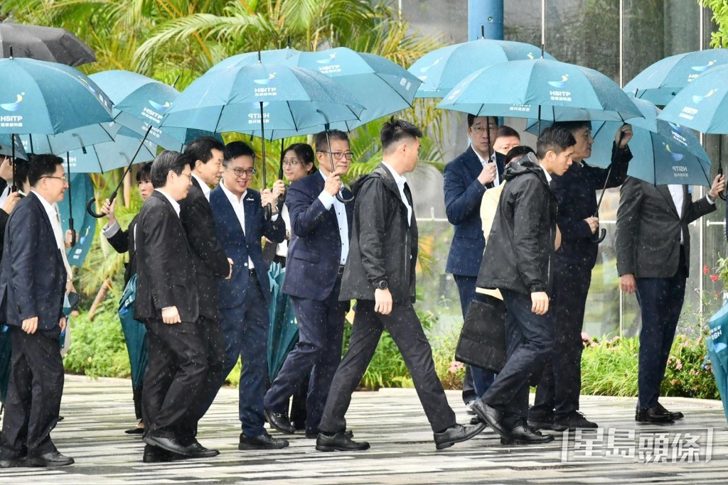 夏寶龍到訪河套香港園區,財政司司長陳茂波、創科局常秘蔡傑銘亦有隨行。盧江球攝 夏寶龍到訪河套香港園區,財政司司長陳茂波、創科局常秘蔡傑銘亦有隨行。盧江球攝