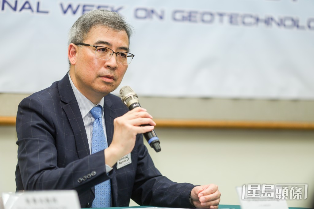 土力工程處處長張偉文表示,會提升長遠防治山泥傾瀉計劃下的工作目標,增加每年處理的天然斜坡、人造斜坡及私人斜坡數目。何家豪攝 土力工程處處長張偉文表示,會提升長遠防治山泥傾瀉計劃下的工作目標,增加每年處理的天然斜坡、人造斜坡及私人斜坡數目。何家豪攝