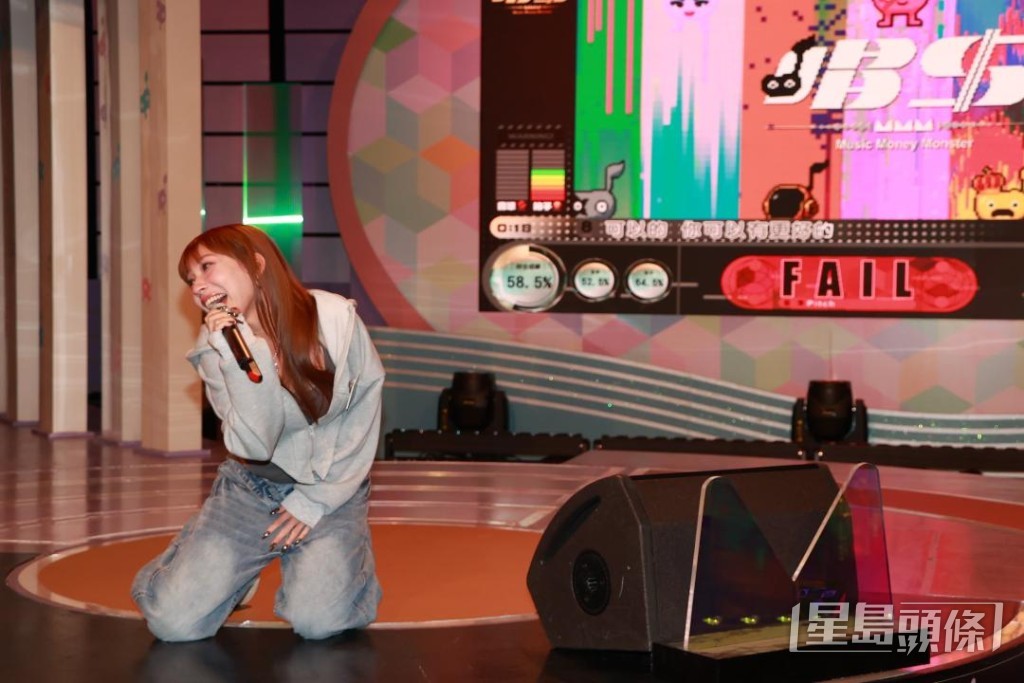 穎喬唱到坐在地上。