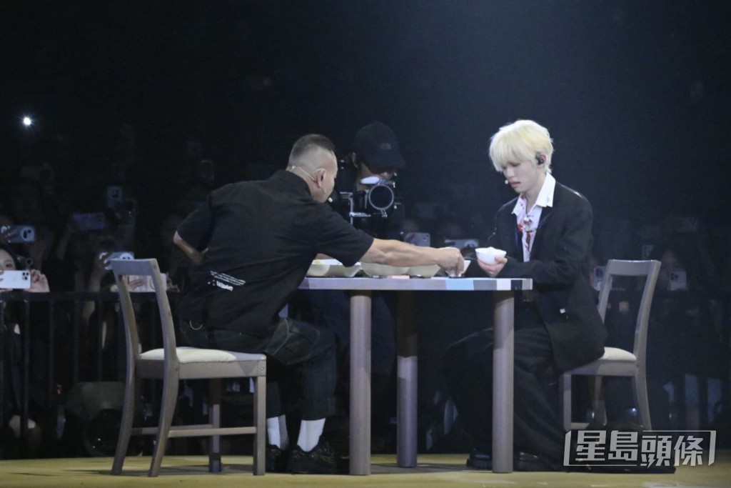 林保怡李昊飾演父子情戲。 林保怡李昊飾演父子情戲。
