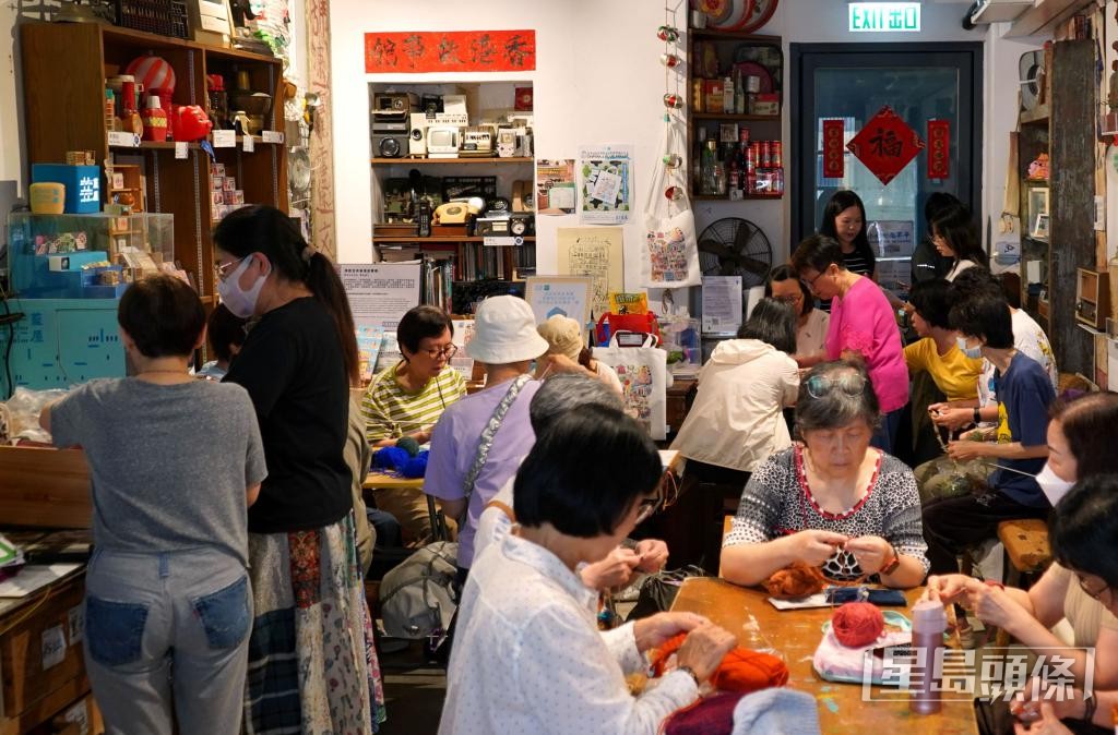 周三早上，20多位街坊聚首編織，為冬天「送暖」行動作準備。