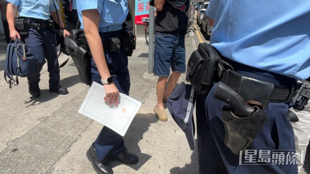 警員檢走文件。蔡楚輝攝 警員檢走文件。蔡楚輝攝