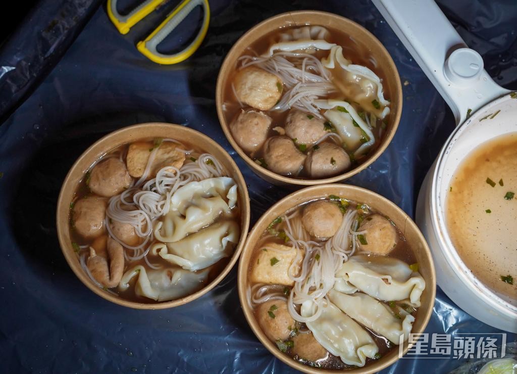 除了麵，Joshua還會準備不同配菜，務求讓街友吃得飽。