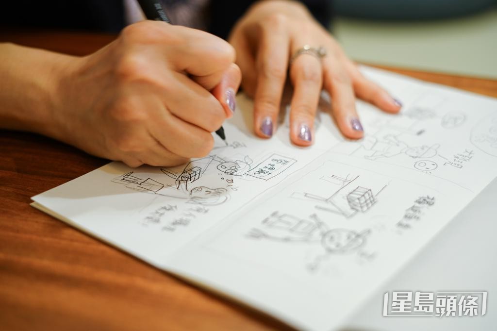 Alice創作過程追求快,構思好內容和對白後迅速繪製底稿,再用麥克筆勾勒線條及擦掉鉛筆痕跡,整個過程只需約15分鐘。 Alice創作過程追求快,構思好內容和對白後迅速繪製底稿,再用麥克筆勾勒線條及擦掉鉛筆痕跡,整個過程只需約15分鐘。