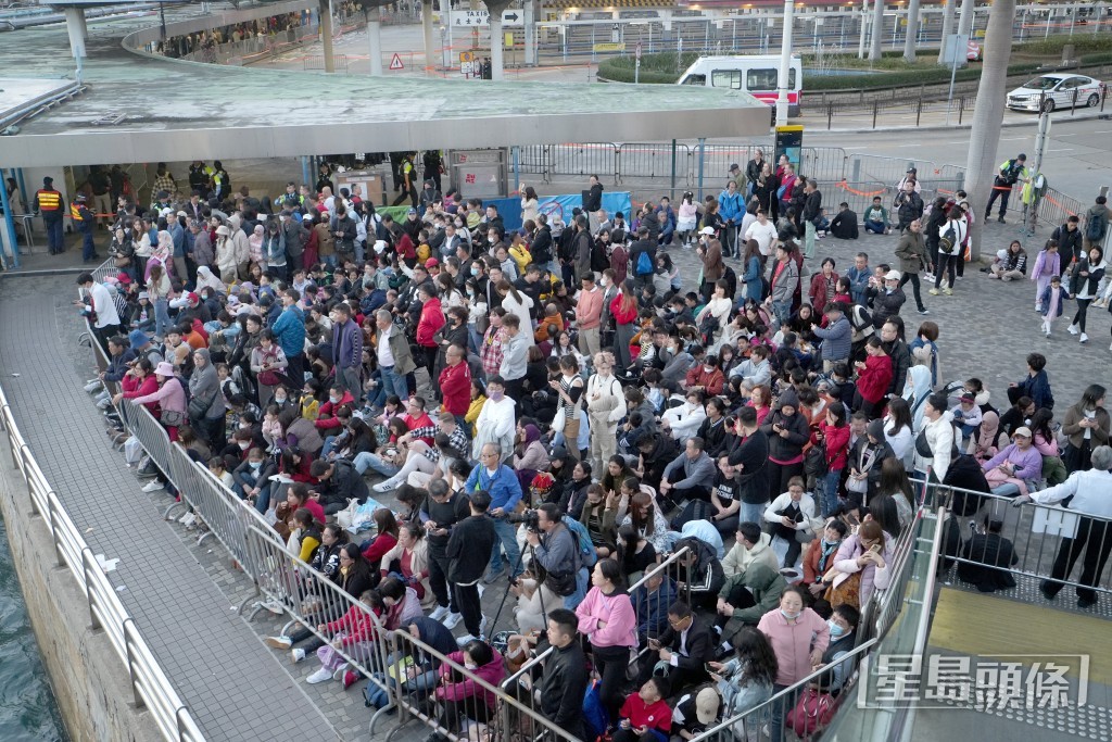 大批市民在尖沙咀等候觀賞煙花。 劉駿軒攝 大批市民在尖沙咀等候觀賞煙花。 劉駿軒攝