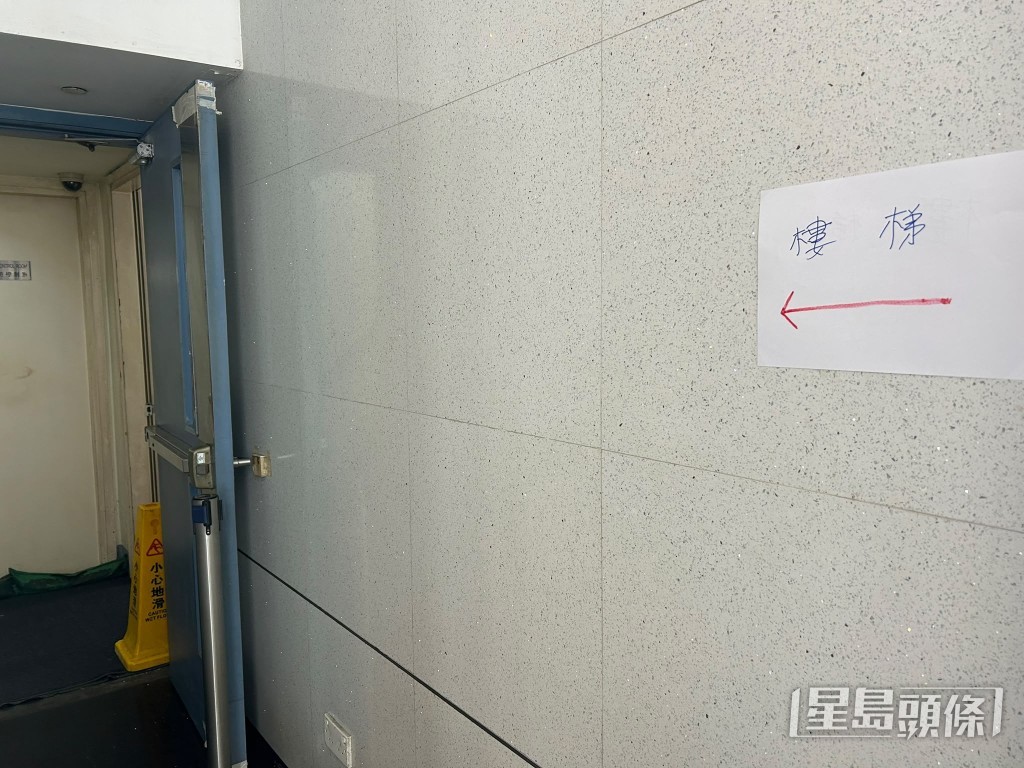 顧客及商戶都要大熱天時行樓梯。 顧客及商戶都要大熱天時行樓梯。