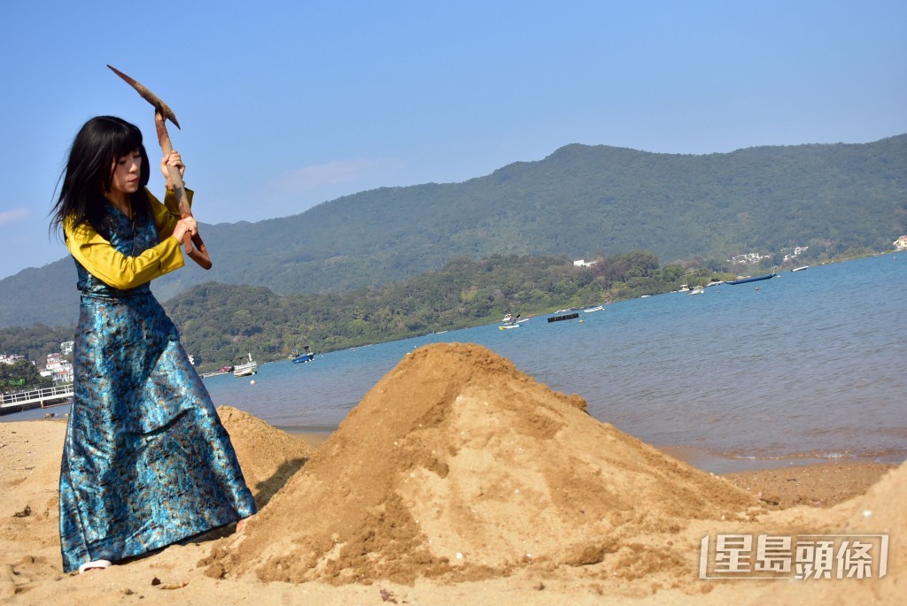 七師傅親自鏟沙,用心建造七座沙佛塔。 七師傅親自鏟沙,用心建造七座沙佛塔。