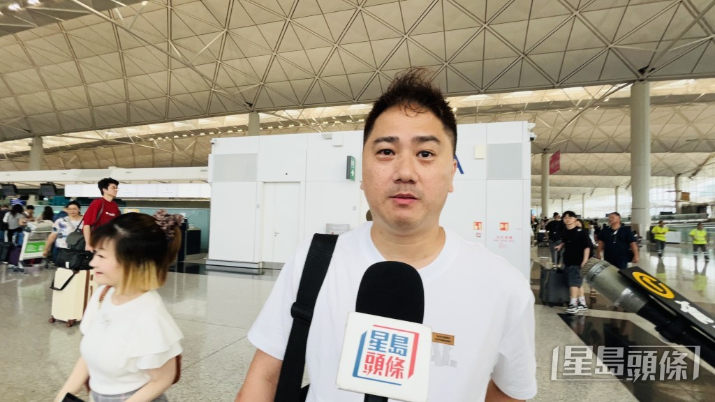 梁先生如期出發,並不擔心志地震的傳言。蔡楚輝攝 梁先生如期出發,並不擔心志地震的傳言。蔡楚輝攝