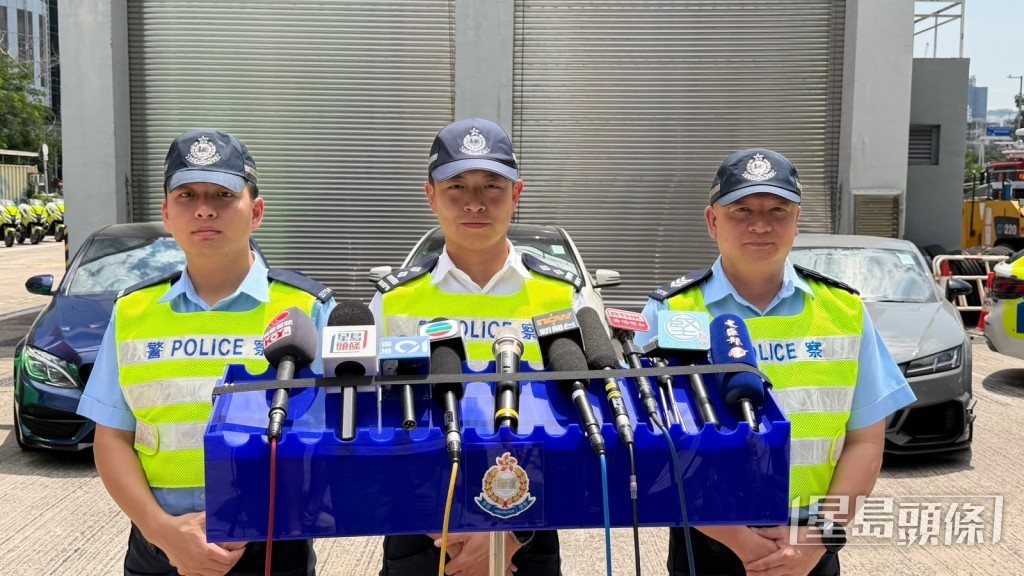 東九龍總區交通部執行及管制組特遣隊高級督察潘俊豪（中）講述行動詳情。劉漢權攝