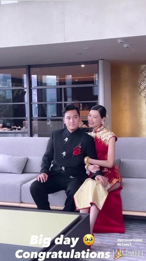 王令塵手放游天翼大腿。 王令塵手放游天翼大腿。