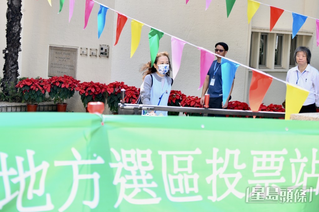 曾鈺成形容「頭四個鐘有呢個成績唔錯呀」。盧江球攝