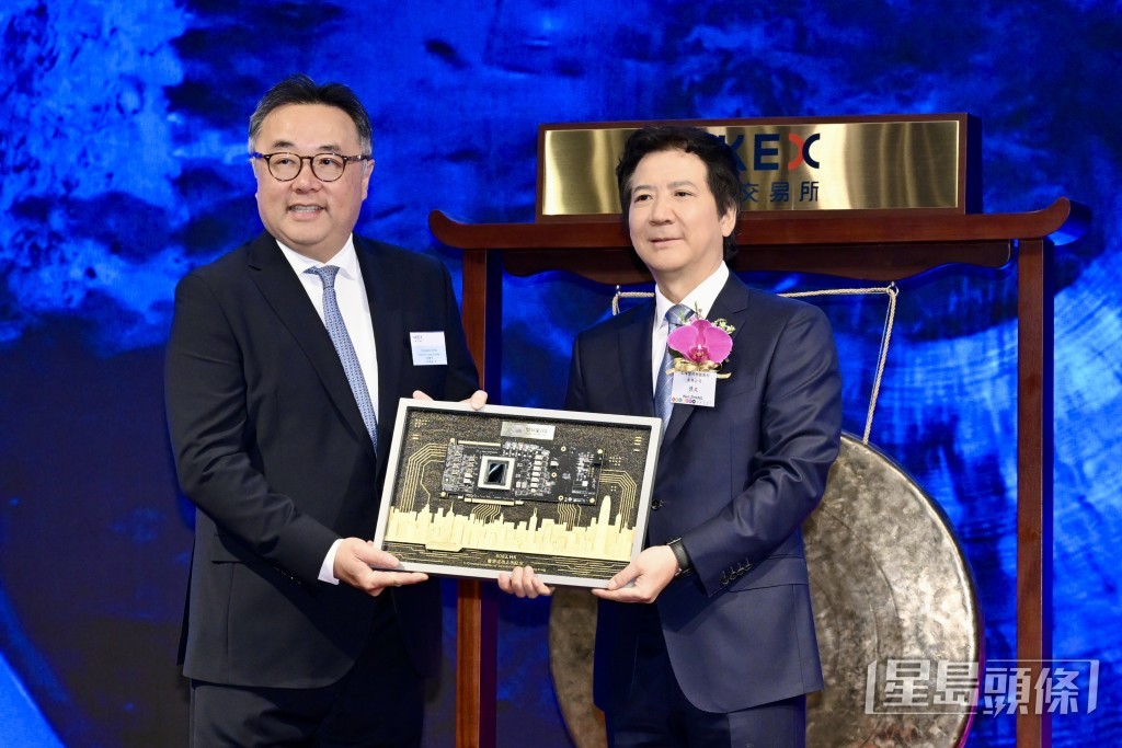 壁仞科技向港交所致送纪念品。 刘骏轩 摄