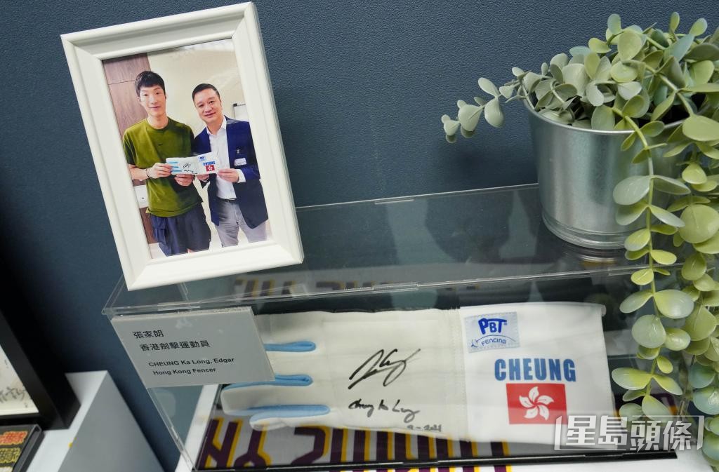容樹恒曾為奧運會劍擊金牌運動員張家朗及多名精英運動員診治。 容樹恒曾為奧運會劍擊金牌運動員張家朗及多名精英運動員診治。