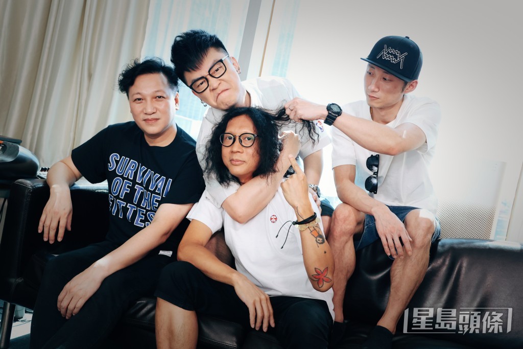 ZolarWind四子,包括:鍵琴手藝深(左)、主音阿冠(後左)、結他手Tommy Chan(前)及鼓手波子(右)。 ZolarWind四子,包括:鍵琴手藝深(左)、主音阿冠(後左)、結他手Tommy Chan(前)及鼓手波子(右)。