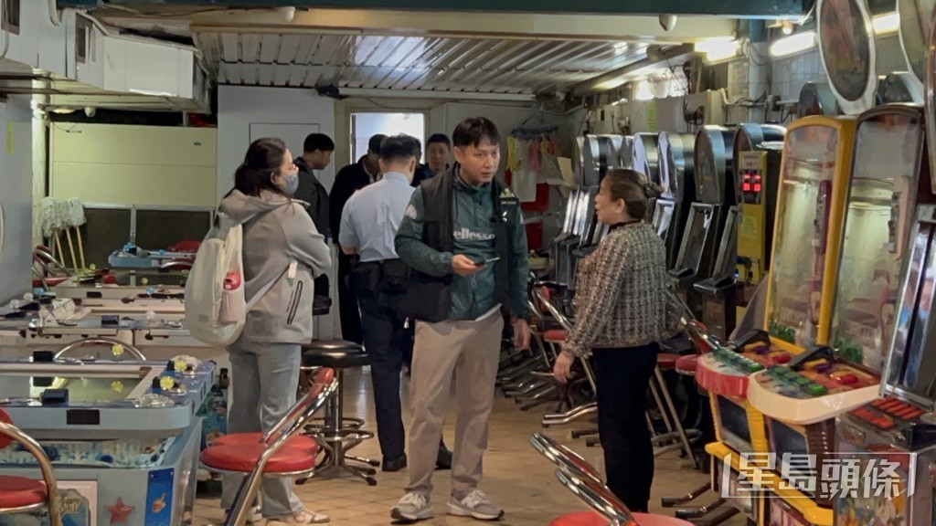 探員在舖內調查。
