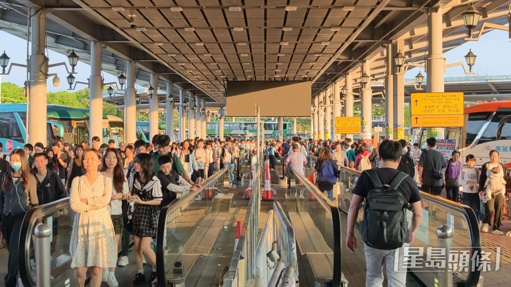 深圳灣口岸今日下午北上人流亦絡繹不絕。