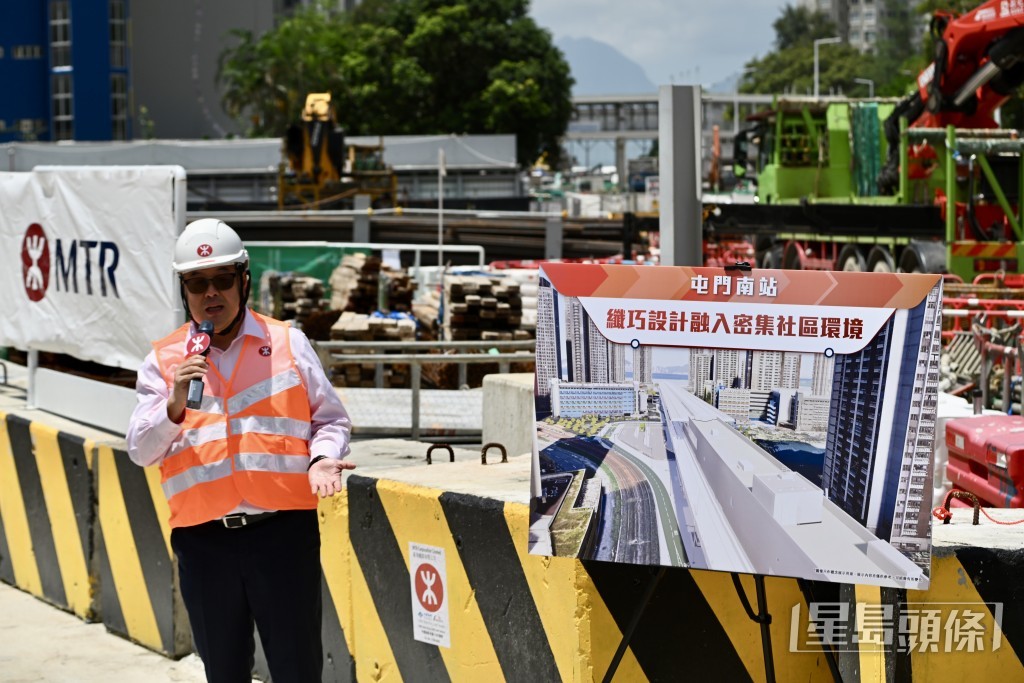 港鐵公司項目執行主管(新界南)殷偉明介紹屯門南站興建情況。 港鐵公司項目執行主管(新界南)殷偉明介紹屯門南站興建情況。
