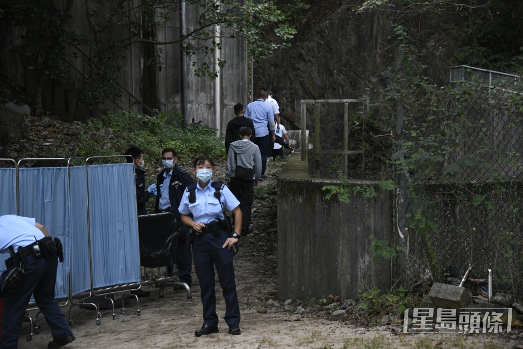 男子倒臥泳灘後山明渠內明顯死亡。楊偉亨攝