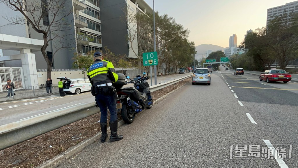 涉事電單車則停泊在傷者倒地位置外約200米欄杆。  ​