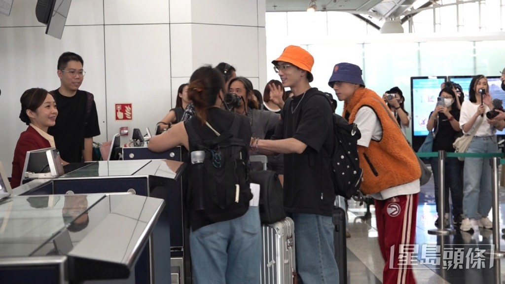 節目組拍攝二人拿著行李到櫃位辦理登機手續。