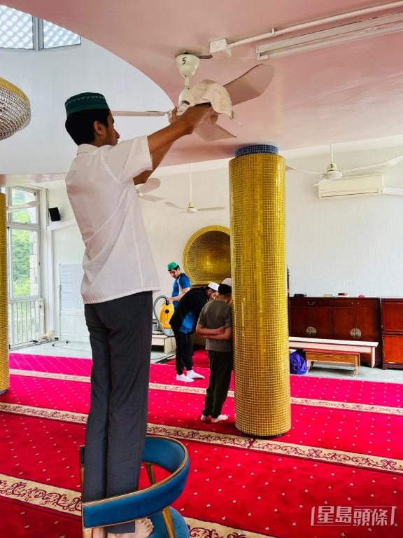 學生可到清真寺參與清潔工作。