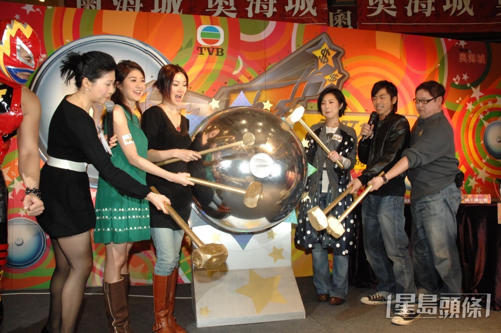 鍾天慧2007年在《殘酷一叮》第三輯裏，與阮兒組成殘酷姊妹。