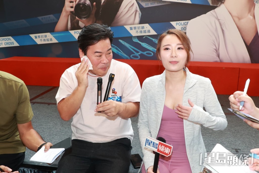 在王菲身邊接受訪問途中,韋家雄又繼續不停流汗。 在王菲身邊接受訪問途中,韋家雄又繼續不停流汗。