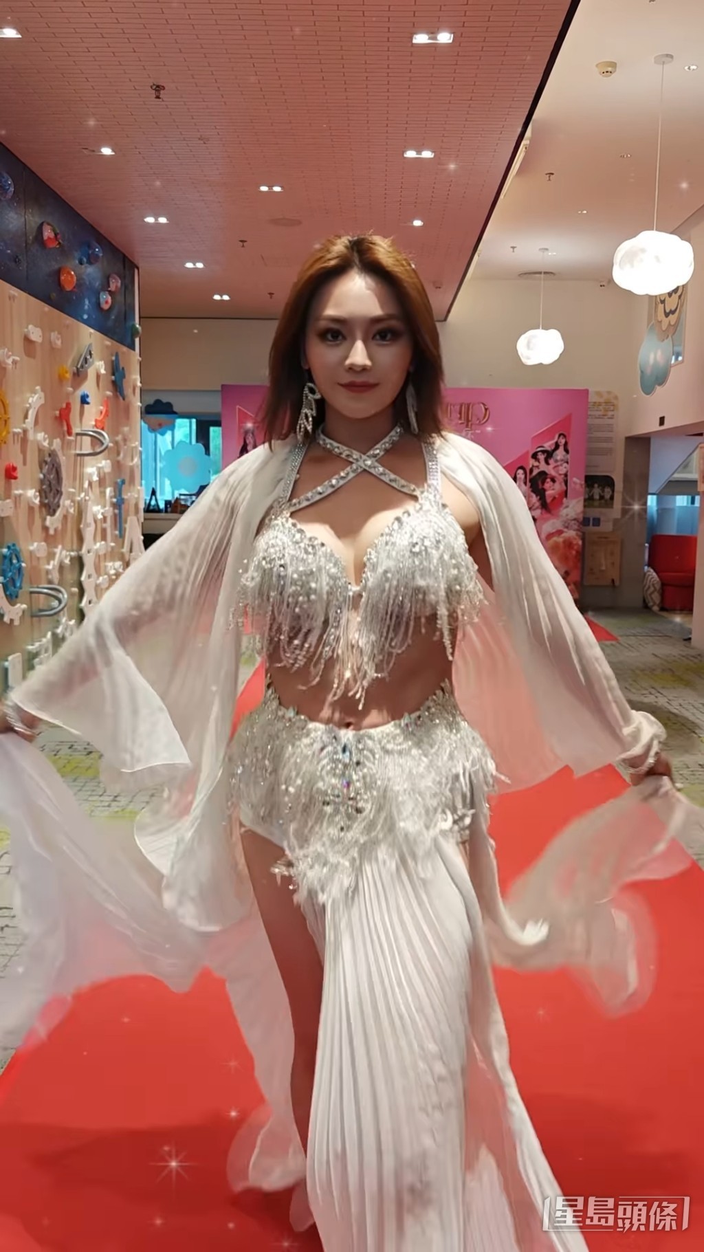 關嘉敏穿上性感舞衣。 關嘉敏穿上性感舞衣。