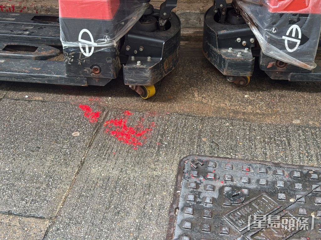 舖外地面留下紅油迹。江雪晴攝 舖外地面留下紅油迹。江雪晴攝