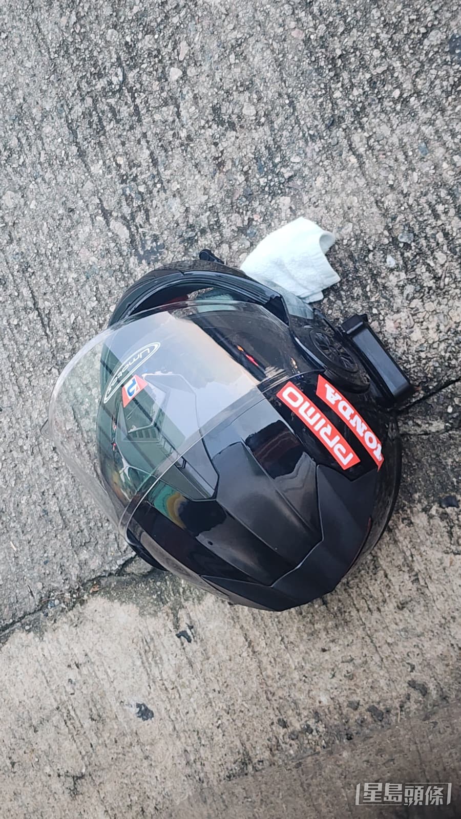 馬路上有一頂電單車頭盔,疑為被捕鐵騎士所有。黎志偉攝 馬路上有一頂電單車頭盔,疑為被捕鐵騎士所有。黎志偉攝