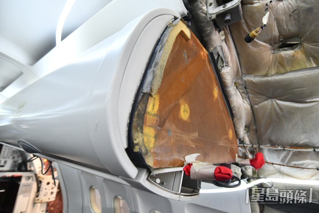 李天柱續指,中心使用已退役空中巴士A319部分切件作為教材,供學生實戰。 李天柱續指,中心使用已退役空中巴士A319部分切件作為教材,供學生實戰。