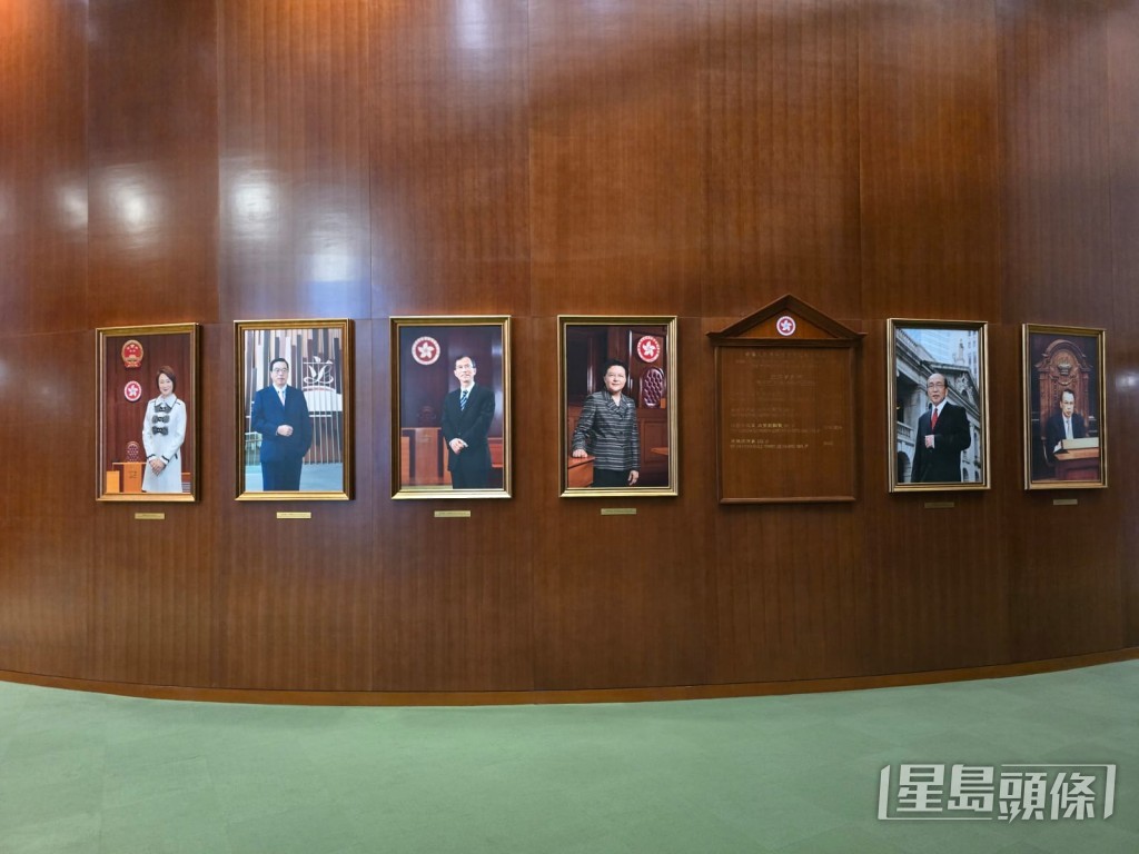 按照一貫傳統,立法會一樓俗稱「綠地毯」的會議廳外,都會掛上歷屆主席畫像。 按照一貫傳統,立法會一樓俗稱「綠地毯」的會議廳外,都會掛上歷屆主席畫像。