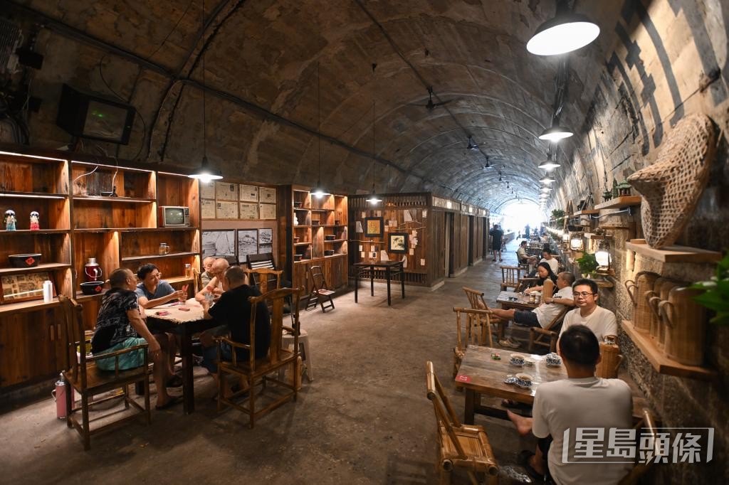重慶有逾千個防空洞,自2018年起陸續升級改造成火鍋店、書屋和藝術空間等景點。 重慶有逾千個防空洞,自2018年起陸續升級改造成火鍋店、書屋和藝術空間等景點。