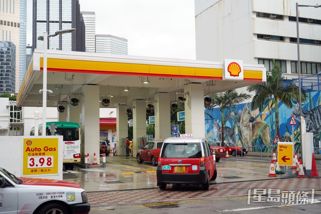 目前本港商用車主要以石油氣、汽油和柴油為燃料,電動車仍未普及,若油站進一步轉型,勢令司機入油難。葉偉豪攝 目前本港商用車主要以石油氣、汽油和柴油為燃料,電動車仍未普及,若油站進一步轉型,勢令司機入油難。葉偉豪攝