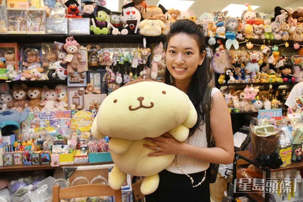 一位年轻妈妈Sarah亲身到店,来取回修复完成的布甸狗。她抱着这只“重生”的公仔,脸上难掩喜悦,现时布甸狗已经传给她的囝囝。(何健勇摄) 一位年轻妈妈Sarah亲身到店,来取回修复完成的布甸狗。她抱着这只“重生”的公仔,脸上难掩喜悦,现时布甸狗已经传给她的囝囝。(何健勇摄)