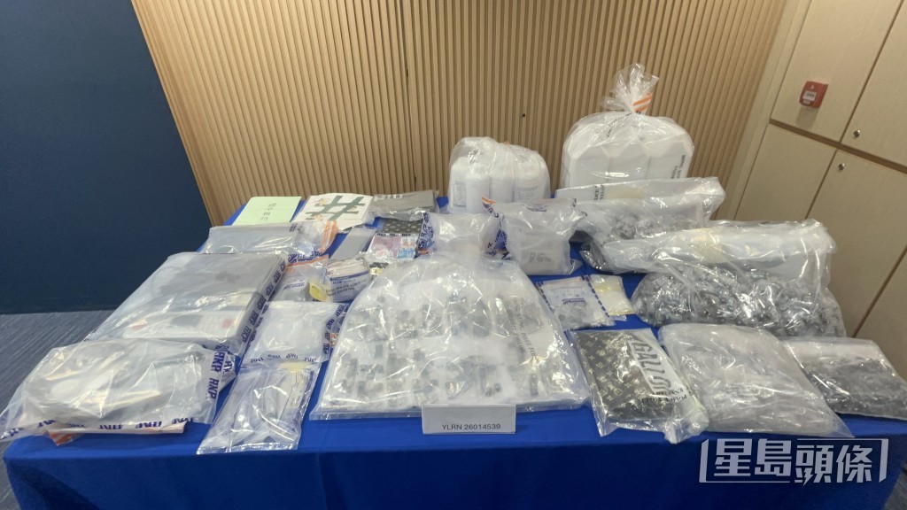 警方檢獲載有懷疑液體依托咪酯的煙彈、依托咪酯粉末及液體。楊偉亨攝 警方檢獲載有懷疑液體依托咪酯的煙彈、依托咪酯粉末及液體。楊偉亨攝