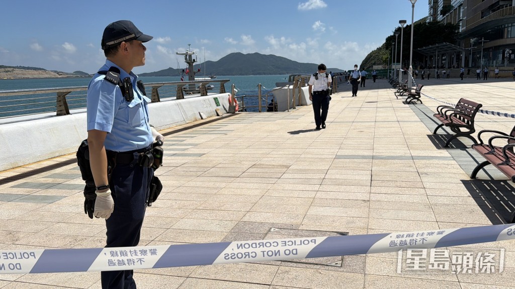 警員在小西灣碼頭一帶調查。梁國峰攝 警員在小西灣碼頭一帶調查。梁國峰攝