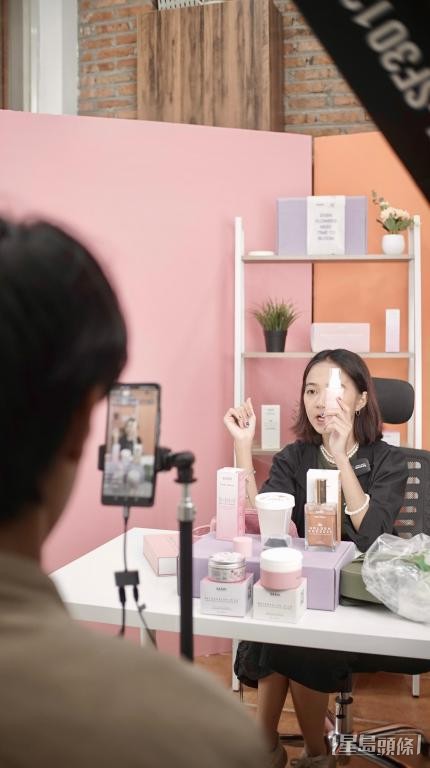 直播帶貨熱潮席捲印尼,Egogo Hub亦於當地自組直播團隊。 直播帶貨熱潮席捲印尼,Egogo Hub亦於當地自組直播團隊。
