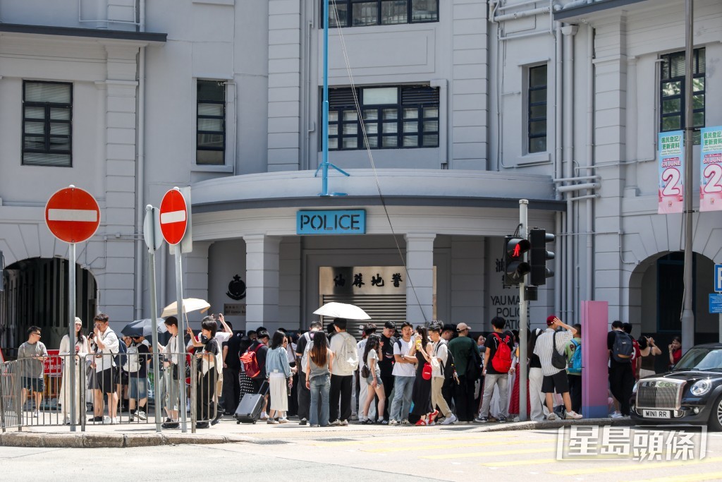 烈日當空,舊油麻地警署有逾百人排隊打卡。何家豪攝 烈日當空,舊油麻地警署有逾百人排隊打卡。何家豪攝