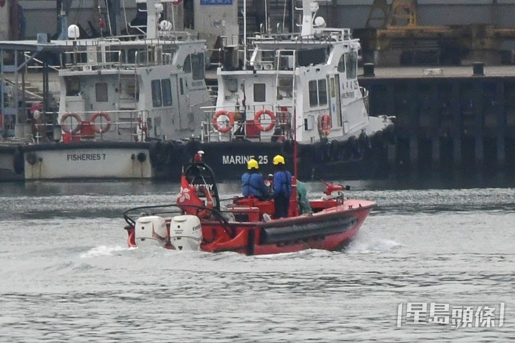 消防快艇駛入船塢。梁國峰攝