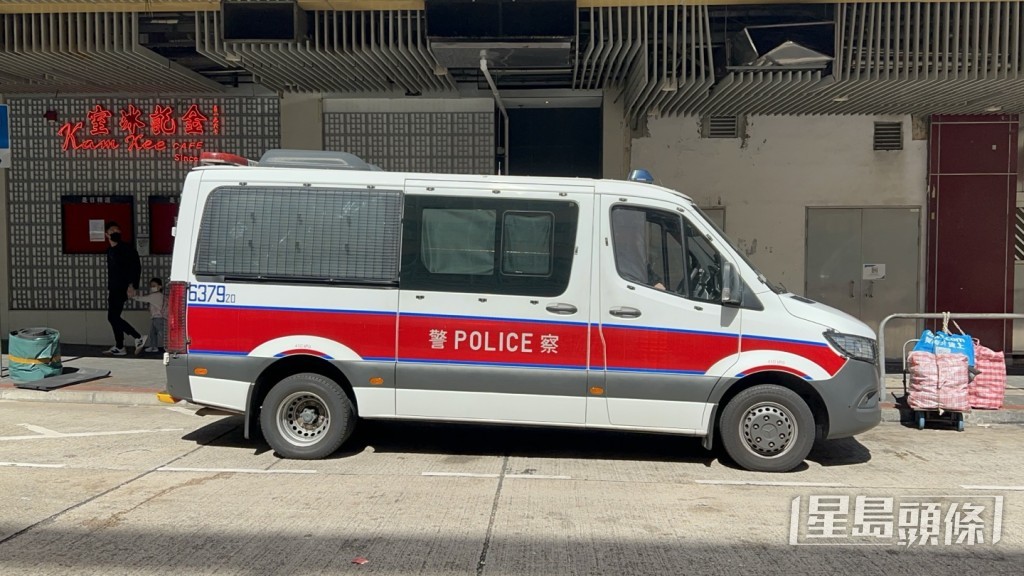 警員及救護人員接報到場,男子昏迷被送往廣華醫院搶救。楊偉亨攝 警員及救護人員接報到場,男子昏迷被送往廣華醫院搶救。楊偉亨攝